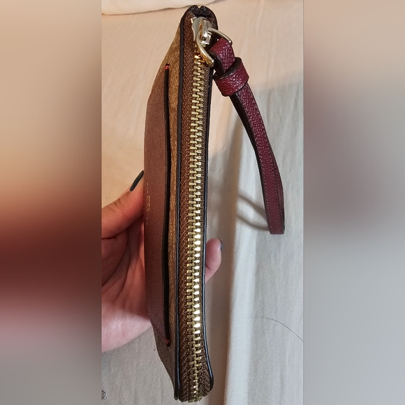 Coach Metallic Cherry and Signature Monogramm Crossgrain Leather Wristlet NWOT - Picture 7 of 12